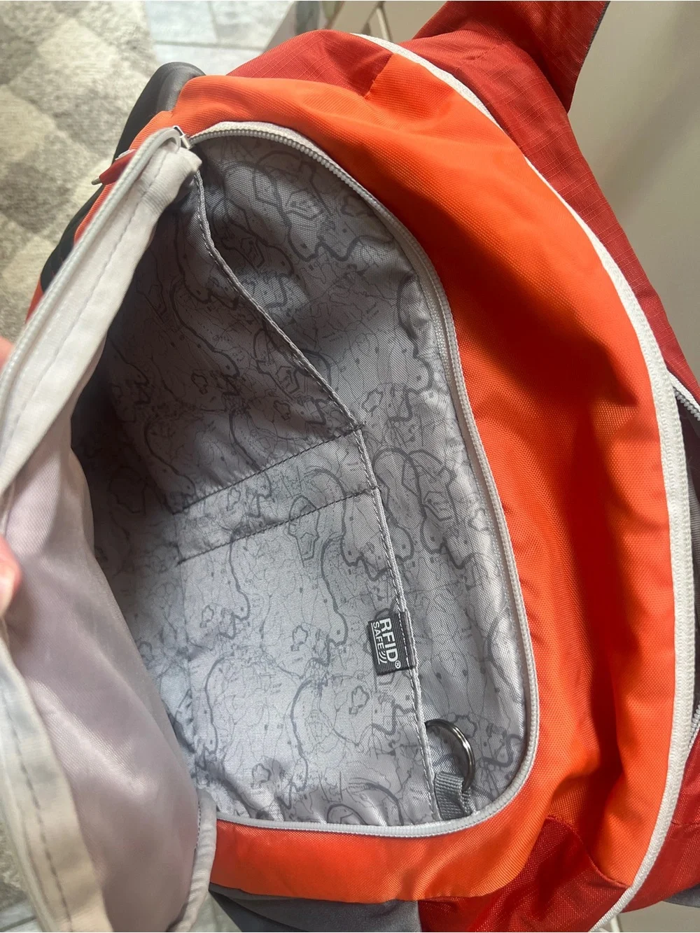 Pacsafe compact sling